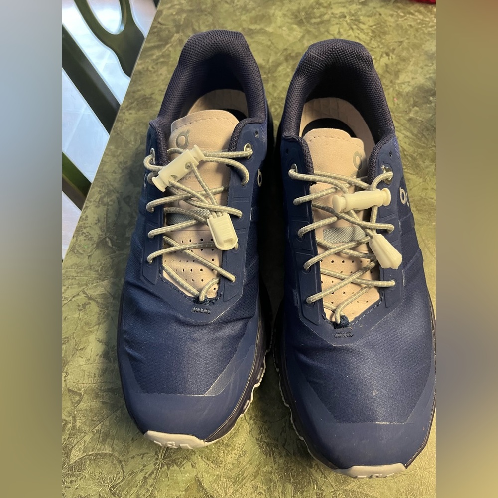 On Cloud Venture Running Shoe size 7.5 new excellent condition.